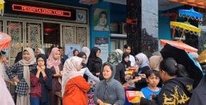 Wali Kota Tasikmalaya Berbagi Takjil, Hangatkan Ramadan di Taman Kota