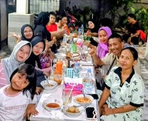 Hangatnya Ramadan, Kabiro Infonusa-News.com Nikmati Buka Puasa Bersama Istri, Anak, dan Cucu