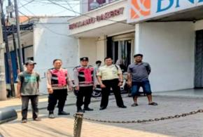 Samapta Polsek Klari Kontrol Bank BNI Sampaikan Pesan Kamtibmas Kepada Security dan Juru Parkir