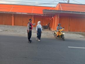 Bantu Siswa Menyebrang , Bhabinkamtibmas Polsek Telagasari Pastikan Siswa dan Arulin Kondusif