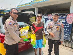 Polsek Purwasari Edarkan Beras SPHP Dengan Harga Murah Untuk Masyarakat secara Door To Door