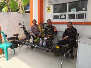 Polsek Cikampek, Sinergitas Bhabinkantibmas dan Babinsa Sambang Klinik Pesan Kantibmas