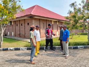 Anggota Polsek Batujaya Antisipasi GU Kamtibmas di Tempat Wisata Museum Candi Jiwa Batujaya di siang hari