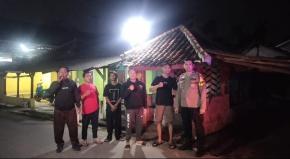 Bhabinkamtibmas Polsek Klari Sambang Warga Saat Ronda Malam, Sampaikan Pesan Kamtibmas
