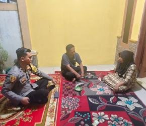 Sambang Ibu Rumah Tangga, Personil Polsek Cikampek Briptu Revaldo Pesan Kantibmas