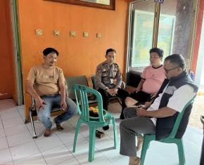 Personil Polsek Tegalwaru Patroli Siang ke Kantor Desa Cipurwasari Imbau Warga Bersama Jaga Kamtibmas