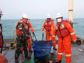 Sat Polairud Polresta Karawang Evakuasi Jenazah Pria di Perairan KKT1 Conductor