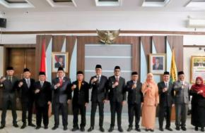 Wali Kota Sukabumi Ayep Zaki Melantik Pejabat Pimpinan Tinggi Pratama dan Direktur Perumda BPR