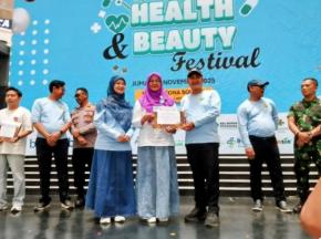 Penyerahan Penghargaan Kepada Kader Posyandu di Acara HKN ke-61 Tingkat Kota Depok Tahun 2025 di Pesona Square