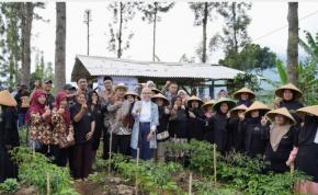 Wabup Garut Putri Karlina Sambut Tim Klarifikasi Lapangan Evaluasi Kinerja Desa Anugerah Gapura Sri Baduga Jawa Barat 2025 di Desa Pangauban