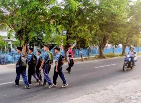 Antisipasi Kemacetan, Bhabinkamtibmas Polsek Telagasari Giatkan Gatur Pagi di Sekolah