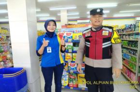 Brigadir Alpian Budi Laksanakan Giat Patroli Perekat Supermarket Indomaret Gempol Guna Antisipasi Kejahatan