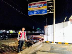 Anggota Polsek Batujaya melaksanakan Patroli Prekat serta Cegah Pencurian dan Pembobolan di Minimarket dimalam hari