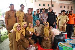 Kapolres Karawang Dampingi Forkopimda Tinjau Dapur Umum Desa Karangligar