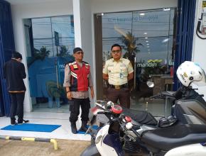 Upaya Aiptu Yulian Adhisukma Anggota Polsek Batujaya Sambangi Scurity Bank Mandiri Unit Batujaya untuk menyampaikan Pesan-pesan Kamtibmas