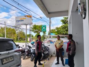 Anggota Polsek Batujaya Sambangi Scurity Bank Mandiri Unit Batujaya di siang hari