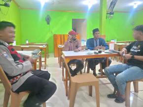 Anggota Polsek Batujaya Sambangi Masyarakat Himbau Masyarakat Desa Segaran di malam hari