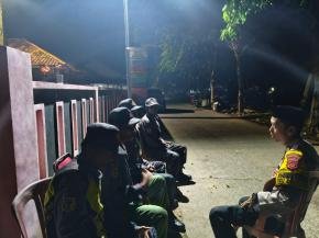 Anggota Polsek Batujaya melaksanakan kegiatan Ngawangkong bersama Masyarakat Desa Baturaden pada malam hari