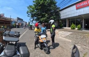 Polantas di Karawang Beri Teguran Edukasi Kepada Pelanggar Lalu Lintas di Jalan Raya