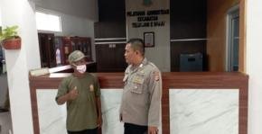 Personil Polsek Telukjambe Barat Berikan Nomor Lapor Pak Kapolres