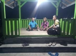 Bhabinkamtibmas Sapa Warga Cigunungsari Jaga Kamtibmas Pada Giat Ngawangkong di Poskamling