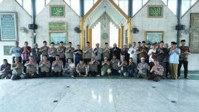 Jumat Keliling di Masjid Al-Kasiah, Polresta Karawang Bersama Masyarakat Melaksanakan Dengan Khusyuk.