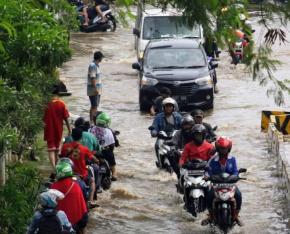 Banjir Berangsur Surut, Warga Jakarta Masih Bertahan di Tengah Genangan