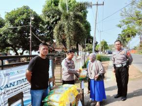 Polsek Kotabaru Jual Beras SPHP Dukung Gerakan Pangan Murah