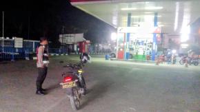 Anggota Polsek Batujaya melaksanakan Patroli Prekat di SPBU Batujaya guna mengantisipasi terjadinya GU Kamtibmas