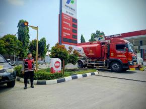 Dilaksanakan Personil Polsek Tempuran Tadi Siang, Himbau karyawan dan konsumen SPBU agar selalu tertib dalam antri pengisian BBM.
