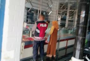 Sambang Warga di Toko Mas Loji,Personil Polsek Tegalwaru Imbau Supaya Masyarakat Waspada