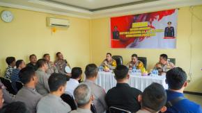 Kapolres Karawang melaksanakan kunjungan kerja ke Polsek Ciampel dan Polsek Klari, Tekankan Disiplin, Pelayanan Prima dan Kesiapan Operasi Ketupat