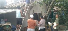 Personel Polsek Jatisari Gotong Royong Bantu Warga Bongkar Rumah Rutilahu Milik Mak Nyai Nurhayati