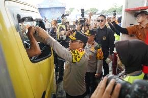 Polwan dan Wan TNI Bagikan Sembako untuk Pemudik di KM 57, Wakapolri Turun Langsung Menyapa Masyarakat