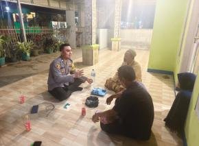 Tingkatkan Kondusifitas Lingkungan Briptu Revaldo Sambang Kantibmas Warga Desa Karangsinom Wilkum Polsek Cikampek