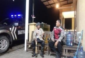 Upaya Pak Bhabinkamtibmas Ikut Serta Dalam Giat Ronda Bersama Warga