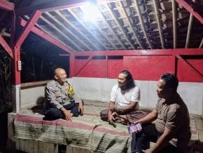 Bhabinkamtibmas Mulyasejati Polsek Ciampel Melaksanakan Ngawangkong bersama masyarakat di Wilayah Desa Mulyasejati.