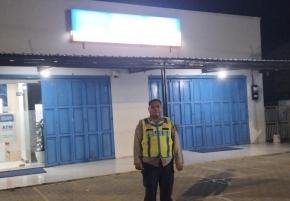 Bhabinkamtibmas Patroli Malam Di Wilayah Per Bank kan Desa Tanjungbungin Anggota Polsek Pakisjaya Antisipasi Gu kamtibmas