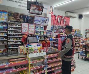 Personil Polsek Tegalwaru Ingatkan Pengelola Minimarket Loji Agar Waspada Aksi Kejahatan