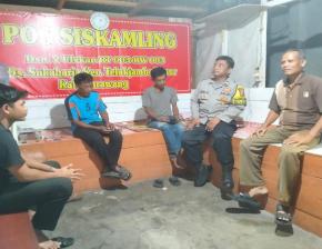 Bhabinkamtibmas Kontrol Kamtibmas Lingkungan Bersama Warga saat Giat Ngawangkong