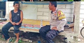 Bhabinkamtibmas Polsek Rengasdengklok Sambangi Tokoh Masyarakat Desa Binaan