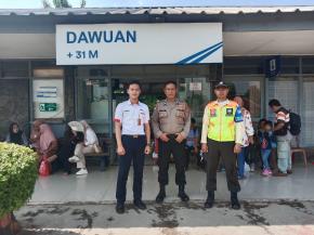 Polsek Cikampek PAM di Stasiun Dawuan Cikampek, Antisipasi Gukantibmas Nataru 2025