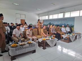 Bentuk Sinergitas, Jajaran Polsek Tegalwaru Hadiri Peringatan Isra Mi’raj di Kantor Kecamatan