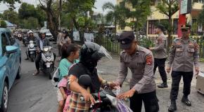 Jelang Buka Puasa, Biddokkes Polda NTB Tebar Takjil untuk Ojol
