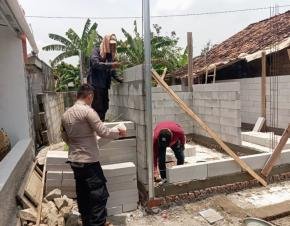 Bhabinkantibmas Peninjauan Rumah Tidak Layak Huni di Desa Gempol Kolot