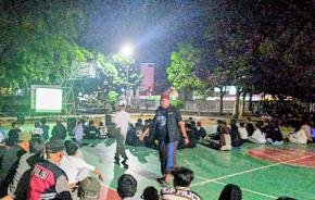 Personil Polsek Tegalwaru Giat PAM dan Monitoring Nobar Persib Versus Persebaya di Lapang Kecamatan