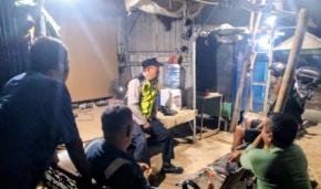 Bhabinkamtibmas Polsek Klari Dampingi Warga Binaan Lakukan Ronda, Jaga Keamanan Bersama