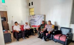 Bhabinkamtibmas Melaksanakan sambang Bersama Babinsa di Kantor Desa Sukapura