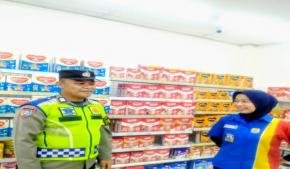 Patroli Anggota Perekat Supermarket Indomaret Gempol Guna Antisipasi Kejahatan di Wilayah