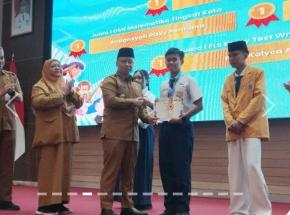 Wali Kota Depok Supian Suri Serahkan Piagam Penghargaan Secara Simbolis Kepada 4 Pelajar Juara Lomba Pendidikan Jenjang SMP